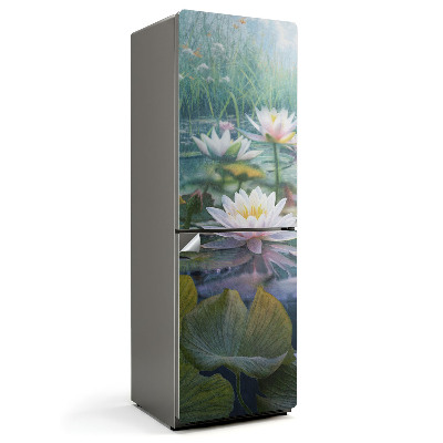 Folie pentru frigider Crini pe suprafața lacului
