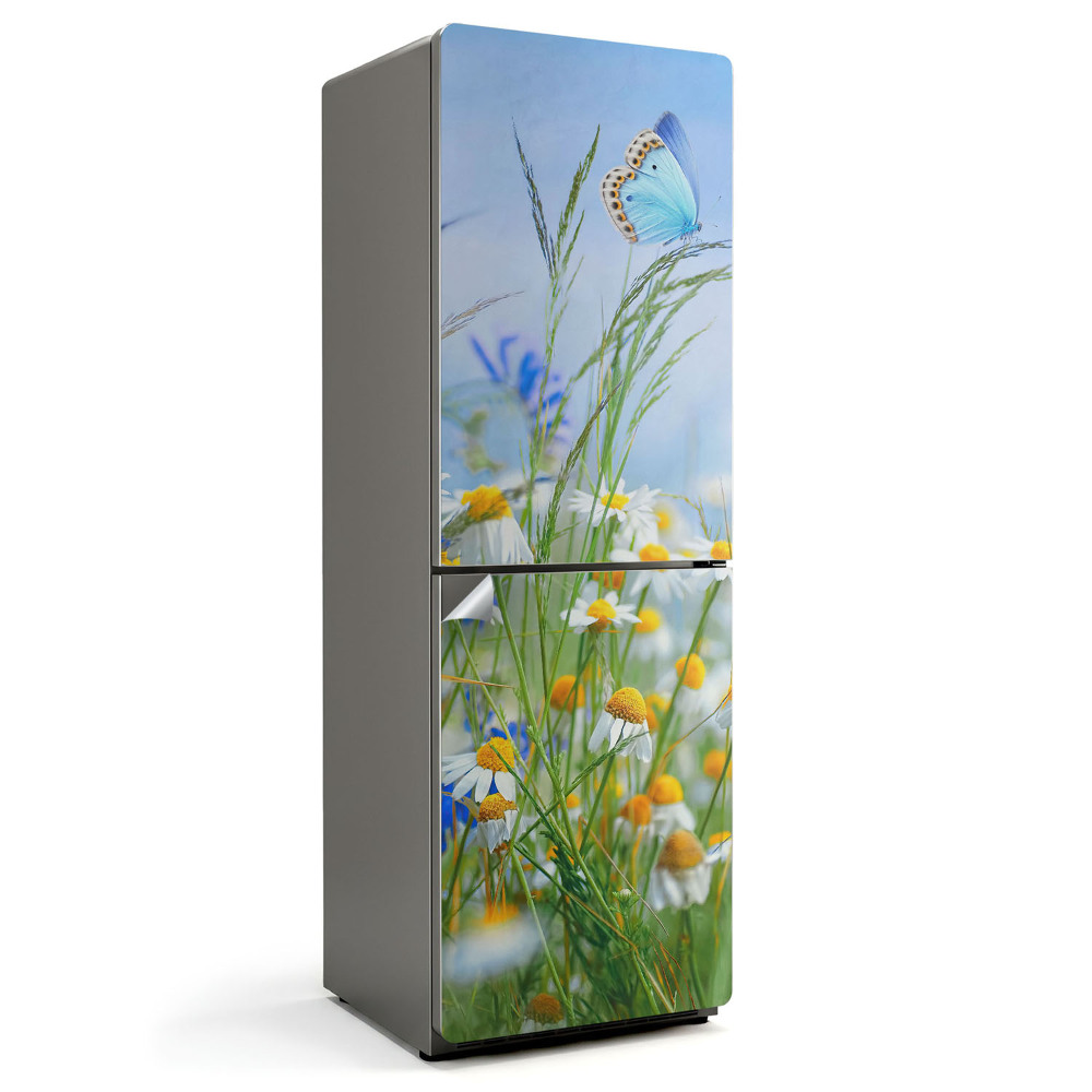 Folie frigider Un fluture pe fundalul unei pajiști