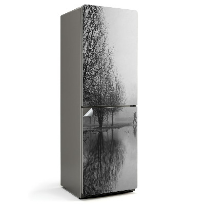 Autocolant pentru frigider O plimbare în parcul încețoșat