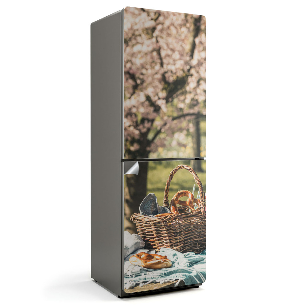 Folie pentru frigider Un coș de picnic cu copaci în fundal