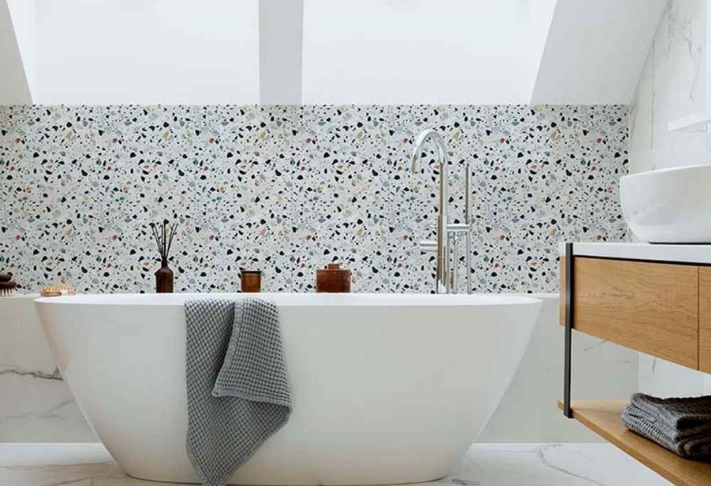 Baie elegantă într-o oră - autocolante pentru gresie și panouri de vinil