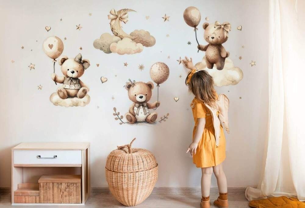 Camera unui copil este ca ceva dintr-un basm - autocolante și furnir de mobilier care creează un spațiu magic